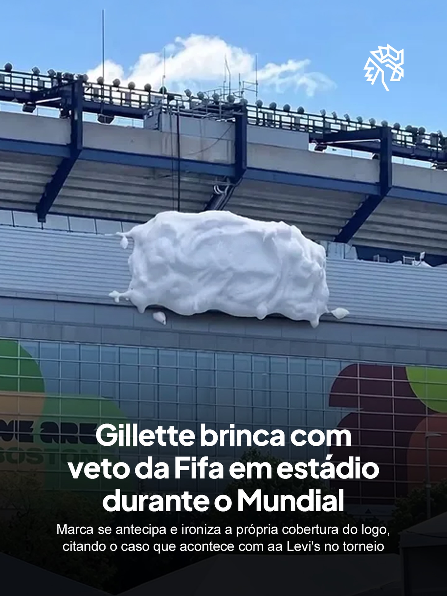 Naming rights ficaram proibidos nos estádios dessa Copa do Mundo, e marcas tiveram que cobrir seus nomes nas arenas durante a competição. A restrição virou terreno fértil para a comunicação depois que a Levi’s viralizou com sua icônica marca coberta no estádio da Bay Area.

Foi nesse cenário que a Gillette se anteciopou e brincou com o próprio caso, no Gillette Stadium, postando uma resposta visual com espuma de barbear cobrindo o nome na fachada.

O timing aproveitou a repercussão da Levi’s para multiplicar o alcance da marca de lâminas.