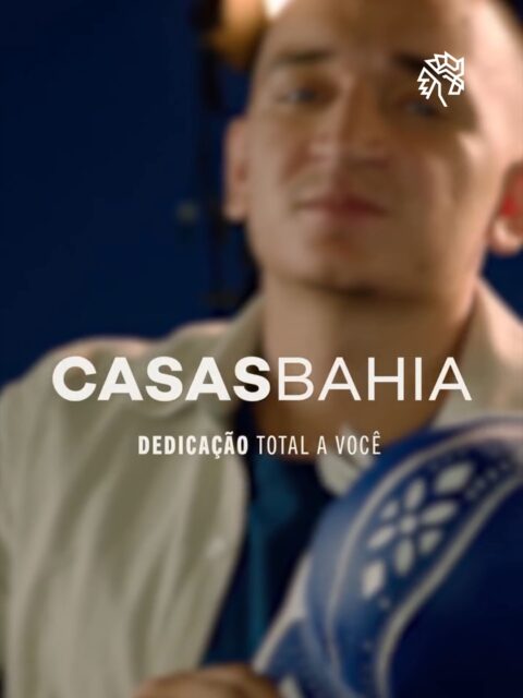 Por trás de toda conquista existe uma rotina de renúncias pouco vista. A Casas Bahia decide iluminar esse território neste Dia dos Pais, transformando gestos simples do cotidiano em símbolo de amor.

O filme principal é conduzido por João Gomes, novo embaixador da marca, que narra em manifesto histórias inspiradas em famílias brasileiras. Um segundo filme, com Bia Reis, leva a proposta às lojas em tom leve.

A ação traz descontos de até 70%, parcelamento em 24 vezes no carnê e um pocket show surpresa de João Gomes, unindo emoção a condições de pagamento acessíveis.