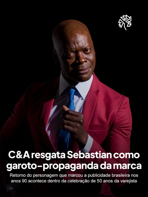 Personagens que marcaram a publicidade brasileira raramente desaparecem de vez, eles apenas esperam a data certa para reaparecer. Esse tipo de resgate ativa a memória afetiva de quem cresceu vendo o mesmo rosto associado a uma marca. A C&A aposta nessa fórmula para marcar uma data redonda.
O comercial traz Sebastian, que foi um dos grandes rostos da varejista nos anos 90, relembrando sua relação histórica com a marca e recuperando o vozeirão e a dança que o tornaram conhecido. A ação integra a campanha de 50 anos da C&A e ganha desdobramento em um bate-papo sobre encontros e ícones da moda ao longo das décadas.
Trazer de volta um rosto tão reconhecível reforça a ideia de continuidade entre passado e presente da marca. É a nostalgia funcionando como ponte entre gerações de consumidores.