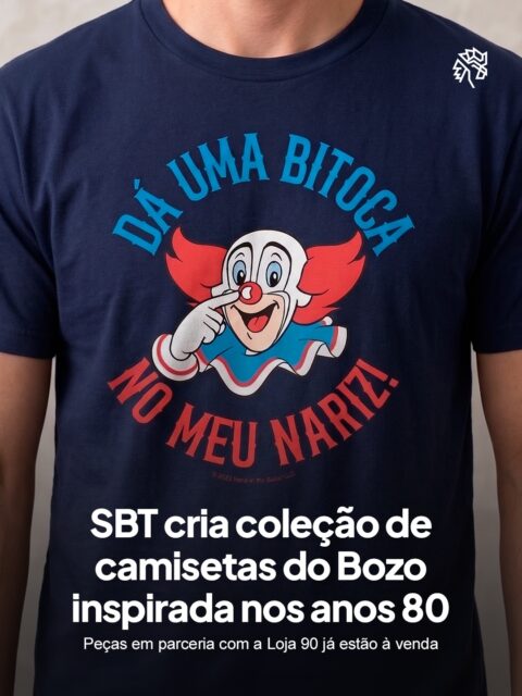 A nostalgia virou vitrine, e o SBT aproveita esse movimento para transformar seu acervo de personagens em novas categorias de produto, recém completados 45 anos de emissora. O Bozo, um dos maiores símbolos da casa, ganha agora uma coleção de camisetas que leva sua imagem da tela para o guarda-roupa do consumidor.
Essa parceria acontece com a Loja 90, marca ligada ao Canal 90 e dedicada a celebrar a cultura e os elementos que marcaram aquela década. As peças foram pensadas tanto para quem cresceu assistindo ao personagem quanto para o público jovem que vem redescobrindo essa memória.
Já disponíveis no site oficial a partir de R$ 99,90, as camisetas mostram como licenciamento pode transformar lembrança afetiva em fonte de receita constante.