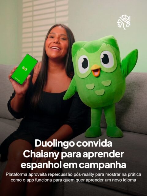 A saída do BBB costuma abrir espaço para novas narrativas, e foi exatamente esse momento que o Duolingo aproveitou ao convidar Chaiany para uma campanha focada no aprendizado de idiomas. A escolha não vem do nada, já que durante o confinamento a participante chamou atenção ao se arriscar no espanhol, criando uma conexão natural com a proposta da marca.

Agora fora do reality, esse comportamento vira conteúdo. Na campanha, Chaiany assume o papel de “Super Chay” e mistura português com espanhol enquanto mostra, na prática, como utiliza o aplicativo no dia a dia. A construção é simples, bem-humorada e direta, aproveitando o estilo da ex-BBB.

Mesmo sem vínculo oficial com o programa, o Duolingo mostra rapidez ao ativar um nome ainda em alta e transformar repercussão em narrativa relevante. Um movimento que reforça como timing e contexto seguem sendo decisivos para campanhas ganharem força.