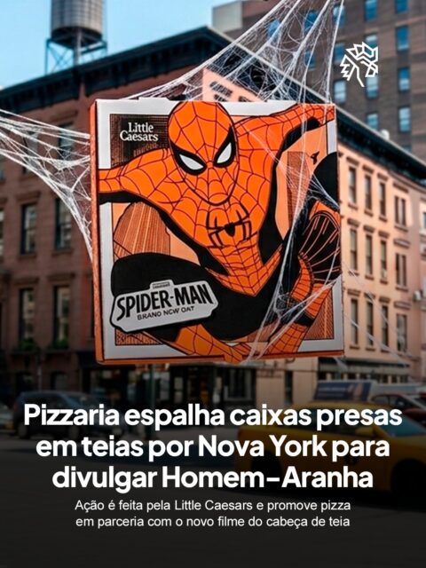 Postes, grades e árvores de Nova York apareceram cobertos por teias, cenário que remete direto às cenas do Homem-Aranha balançando pela cidade. A Little Caesars aproveitou essa estética para colar sua identidade a um dos ícones mais reconhecíveis do cinema.
Caixas da marca ficam grudadas nas teias em pontos movimentados, simulando entregas feitas pelo próprio personagem. A ativação está disponível em lojas selecionadas e reforça a parceria com a estreia de Homem-Aranha: Um Novo Dia, nos cinemas a partir de 31 de julho.
Ao transformar a rua em cenário de filme, a marca cria um flagrante que os próprios moradores fotografam e compartilham.