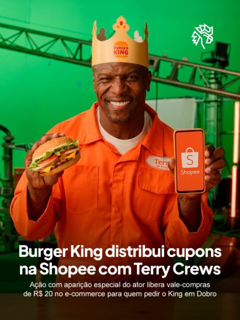 Redes de fast-food buscam cada vez mais criar sinergia com o hábito de compra online do brasileiro, unindo o momento da refeição a benefícios que vão além do prato. É nessa lógica que Burger King e Shopee firmam parceria estrelada por Terry Crews para ampliar o alcance de suas promoções.
A mecânica varia conforme o canal de compra, exibindo o cupom na tela ao final do pedido nos totens de autoatendimento e imprimindo o código na nota fiscal para quem compra no balcão ou no BK Drive. O benefício pode ser resgatado na Shopee seguindo as regras da promoção.
O incentivo ultrapassa o cardápio ao reforçar o King em Dobro, conectando duas marcas presentes na rotina de consumo do brasileiro.