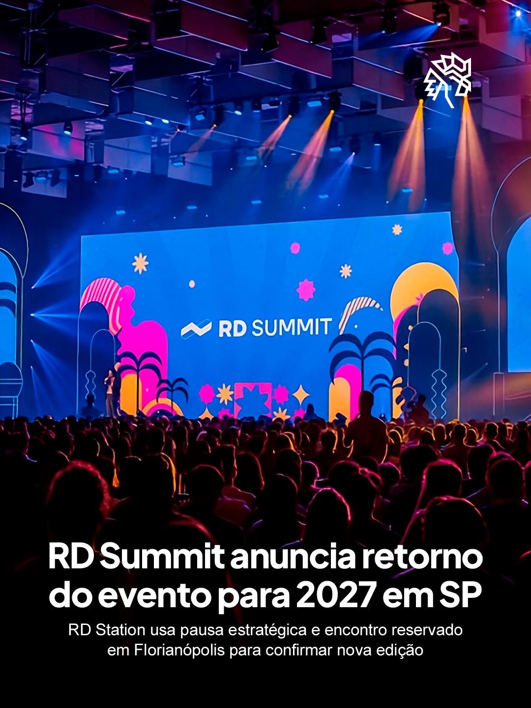 Crescer de tamanho deixou de ser sinônimo de gerar resultado no mercado de eventos corporativos. Marcas com grandes plataformas de conteúdo enfrentam o desafio de manter relevância sem perder proximidade. Foi esse ponto que levou a RD Station a repensar seu principal encontro com clientes.
A companhia pausou por um ano a sequência anual do maior evento de marketing do Brasil para criar o Mundo RD, encontro intimista em Florianópolis com pouco mais de 350 clientes. Na ocasião, a TOTVS confirmou a nova data, marcada para outubro, e apresentou o Marketing Contínuo, conceito que integra vendas, atendimento e inteligência artificial.
Mais do que um adiamento, a pausa se revela um reposicionamento estratégico, em que a marca prioriza reconstruir vínculo com quem sustenta o negócio antes de voltar a escalar, resgatando assim a essência que motivou sua criação.