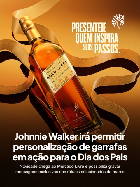 O Dia dos Pais movimenta o mercado de presentes justamente por exigir algo que vá além do produto em si, e é nesse território que marcas de bebidas encontram espaço para transformar uma compra comum em um gesto de reconhecimento. Johnnie Walker aposta nessa lógica ao expandir a plataforma global Keep Walking, que celebra quem inspira trajetórias e deixa legado.
A novidade chega ao Mercado Livre e permite ao consumidor escolher entre os rótulos Red Label, Black Label e Gold Label Reserve, com valores a partir de R$ 94,99. Após a compra, basta preencher um formulário com a mensagem escolhida, que é gravada na garrafa em até 24 horas.
A marca amplia o alcance da personalização ao levá-la para uma plataforma de grande escala, aproximando um gesto simbólico do hábito de compra cotidiano do brasileiro.