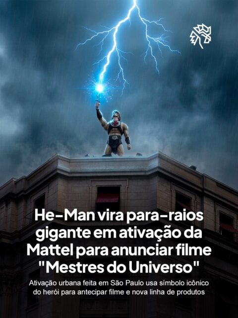 Um para-raios em forma de He-Man surgiu no topo do Shopping Light e rapidamente virou ponto de atenção no centro de São Paulo. A instalação se destaca pela escala e pelo contraste com a arquitetura histórica ao redor.

Com 6 metros de altura, a estrutura recria o herói em sua pose clássica, com a espada apontada para o céu e iluminação especial inspirada no momento mais icônico do personagem. A intervenção combina cultura pop, nostalgia e escala para gerar atenção imediata.

A ação faz parte da estratégia da Mattel para impulsionar a estreia do live-action “Mestres do Universo”, conectando lançamento de produtos, chegada do filme e memória afetiva em uma experiência que convida o público a redescobrir o personagem.