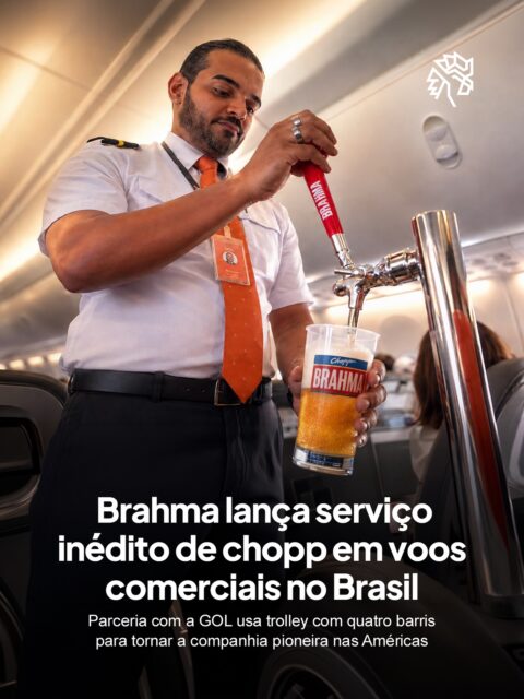 A maioria das marcas que patrocinam companhias aéreas se contenta com a logo estampada na poltrona. A Ambev e a GOL resolveram ir além e colocar um barril de chopp dentro do avião, levando o produto direto ao serviço de bordo.
O equipamento conta com quatro barris e dois sistemas para preservar temperatura e cremosidade do chopp durante o voo. O lançamento do serviço contou com show do Dudu Nobre a bordo, e a experiência chega a mais mil voos da cia nos próximos 12 meses.
A iniciativa reforça uma parceria comercial já consolidada entre as marcas, que também leva a cerveja Corona a rotas selecionadas e salas VIP da companhia.