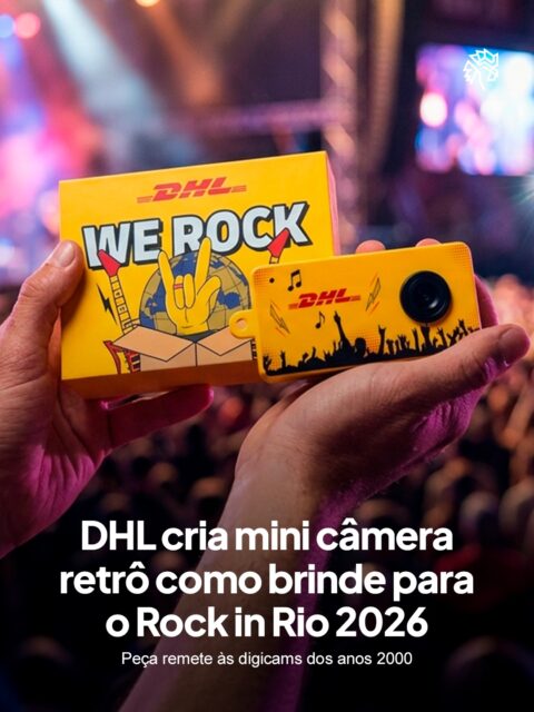 As digicams voltaram a bombar entre os jovens, puxadas pelo gosto por flashes fortes e fotos granuladas, sem o excesso de edição das câmeras de celular. A DHL aproveita essa nostalgia para lançar um brinde exclusivo em meio às estruturas gigantes do Rock in Rio 2026.
O item vem dentro de uma embalagem com o tema "We Rock", ilustrada com referências ao festival, e traz um chaveiro que prende a câmera na bolsa ou no look. A peça foi desenvolvida pela Mood Group, agência especializada em criar itens personalizados que aproximam marcas do público em ativações ao vivo.
Mais do que um mimo de festival, o objeto vira lembrança que o público carrega muito depois do show.