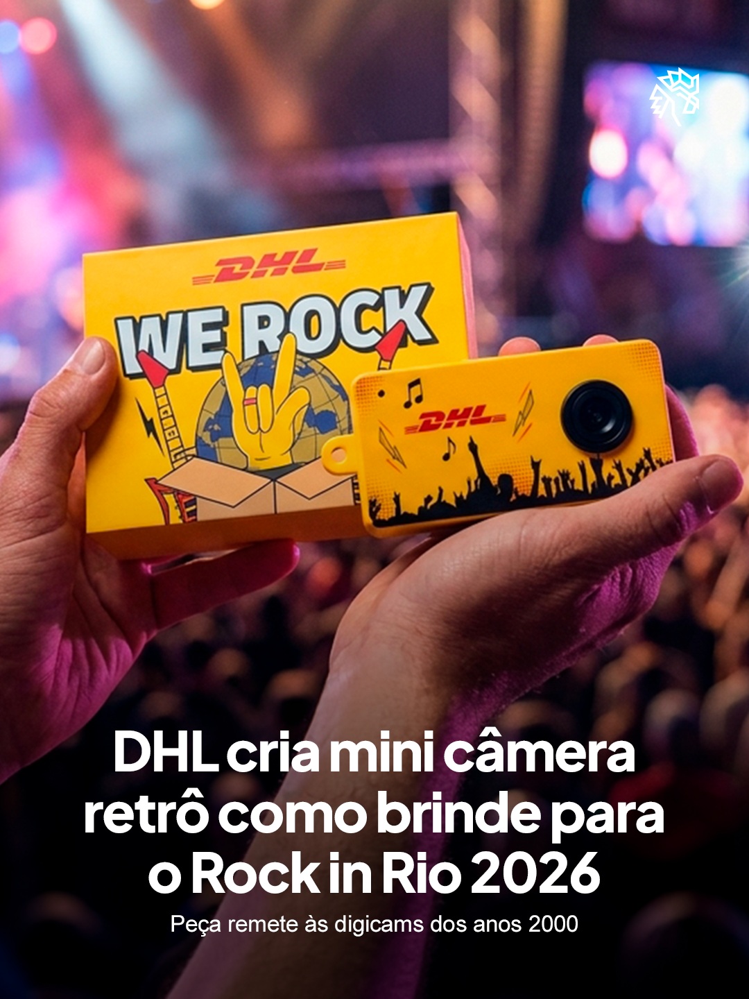 As digicams voltaram a bombar entre os jovens, puxadas pelo gosto por flashes fortes e fotos granuladas, sem o excesso de edição das câmeras de celular. A DHL aproveita essa nostalgia para lançar um brinde exclusivo em meio às estruturas gigantes do Rock in Rio 2026.
O item vem dentro de uma embalagem com o tema "We Rock", ilustrada com referências ao festival, e traz um chaveiro que prende a câmera na bolsa ou no look. A peça foi desenvolvida pela Mood Group, agência especializada em criar itens personalizados que aproximam marcas do público em ativações ao vivo.
Mais do que um mimo de festival, o objeto vira lembrança que o público carrega muito depois do show.