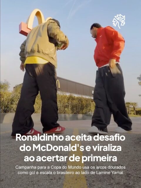 Patrocinadora oficial da Copa do Mundo 2026, o McDonald’s lançou uma campanha que transforma os arcos dourados da marca em gol e convidou dois craques para acertar a bola entre eles. O conceito é simples, mas o que viralizou foi a execução de Ronaldinho: o brasileiro acertou o desafio na primeira tentativa e declarou “comigo é assim, é de 1ª”.
O feito chamou atenção porque desafios como esse raramente são concluídos de primeira, e a naturalidade de Ronaldinho reforçou exatamente o que a marca queria comunicar: alegria e genialidade como marcas do futebol brasileiro.
A campanha também reúne Lamine Yamal como embaixador, conectando passado e presente do futebol mundial num projeto pensado para engajar torcedores às vésperas do torneio.