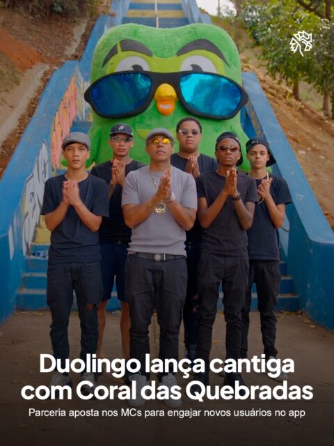Depois do sucesso com o Burger King, o Coral das Quebradas virou disputa entre marcas de segmentos distintos. O grupo, conhecido por reinterpretar clássicos apenas com voz e palma, mostra que carrega mensagem comercial sem perder identidade.

Agora foi a vez do Duolingo apostar nos MCs. A marca lança uma cantiga original com o Coral das Quebradas para divulgar a plataforma de idiomas, unindo o formato característico do grupo à proposta de tornar o aprendizado mais leve e acessível.