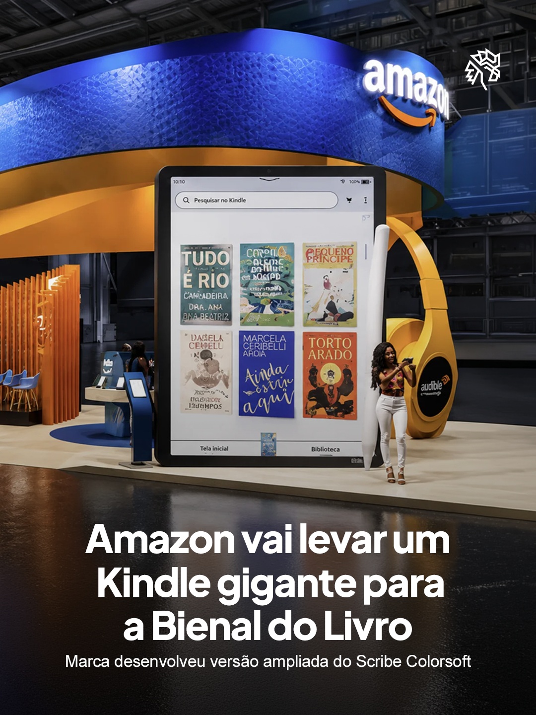 O estande da Amazon na Bienal Internacional do Livro convida o público a viver de perto uma experiência imersiva em escala ampliada, com o Kindle gigante logo na entrada do espaço. A proposta conecta diferentes formas de consumir histórias, do papel ao áudio.

Além do modelo principal, o espaço reserva áreas para explorar recursos de leitura digital, conteúdos em áudio e uma programação voltada a autores que publicam de forma independente. Painéis reúnem nomes nacionais e internacionais ao longo dos dez dias de evento.

A combinação de formatos em um único ambiente acompanha a forma como o público lê atualmente. O evento acontece entre 4 e 13 de setembro, no Distrito Anhembi, em São Paulo.