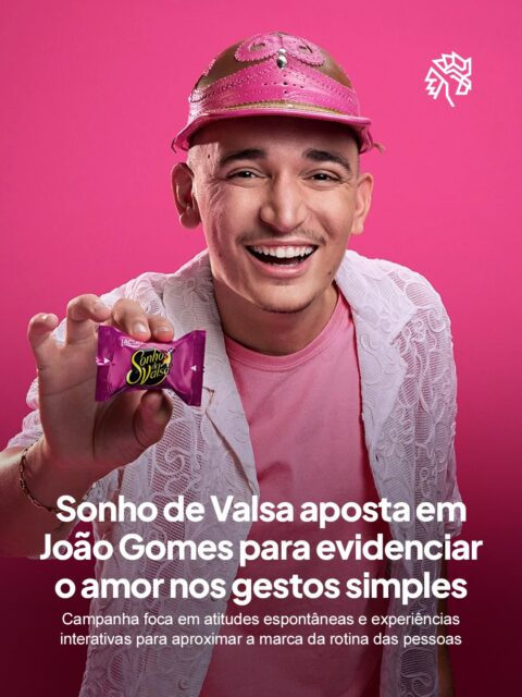 Sonho de Valsa inicia uma nova fase na comunicação e escolhe João Gomes como embaixador para reforçar a conexão com sentimentos reais presentes na rotina, aproximando a marca do cotidiano de forma mais leve e acessível.

A campanha convida o público a transformar pequenos gestos em declarações com significado, valorizando atitudes simples que fazem parte do dia a dia e ampliando essa proposta com conteúdos e ativações ao longo do ano.

Com dinâmica via WhatsApp e participação do cantor, a iniciativa estimula interação direta e coloca o consumidor no centro da experiência, fortalecendo o vínculo com diferentes gerações.