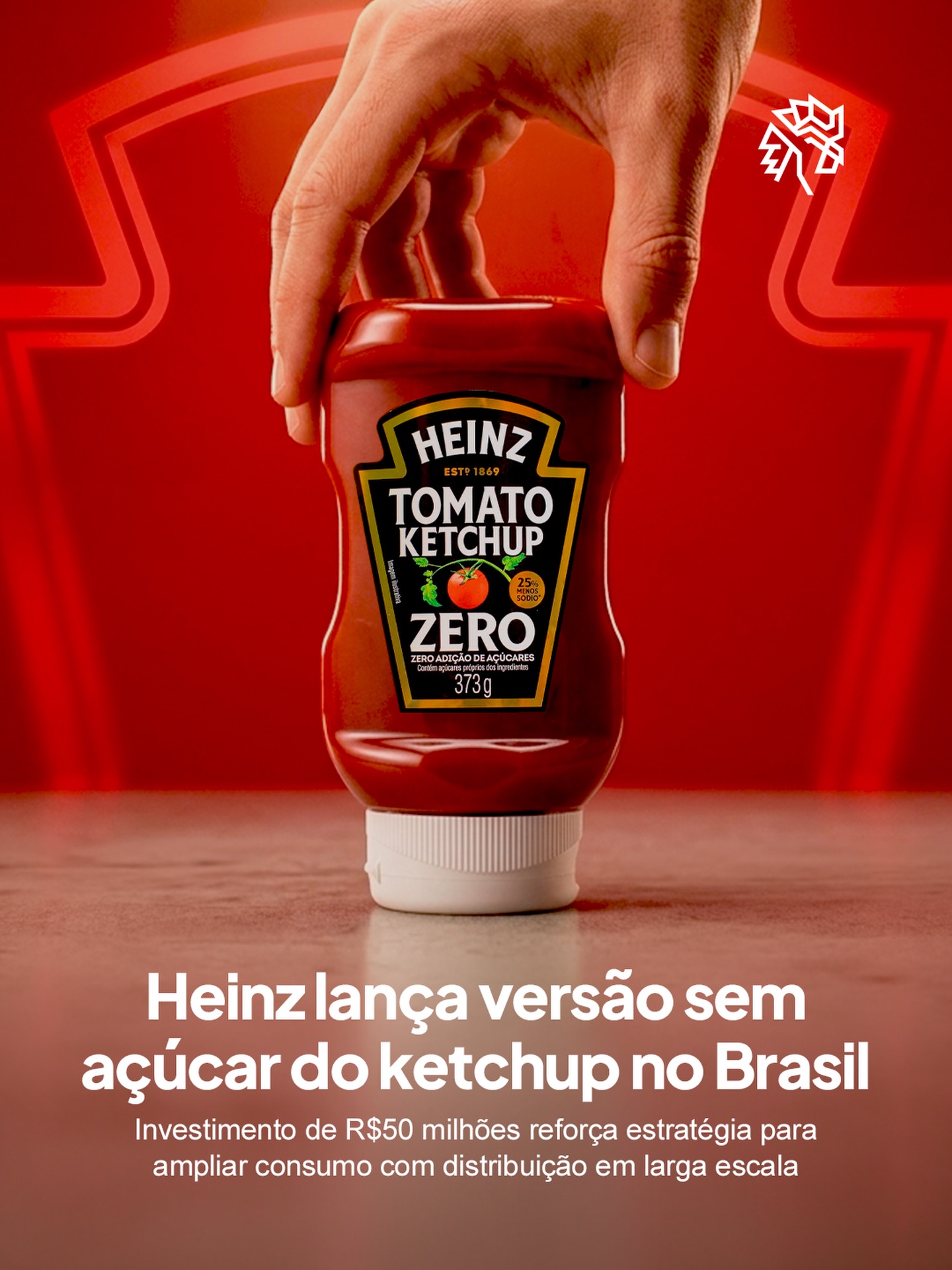 De olho na mudança no comportamento do consumidor, a Heinz apresentou recentemente o Ketchup Zero como um dos principais movimentos estratégicos da marca no Brasil. Com investimento de R$50 milhões, o lançamento reforça a ambição de liderar um segmento que ainda tem baixa penetração no país, mas já apresenta crescimento em outras categorias.

Mais do que apenas retirar o açúcar, o produto foi desenvolvido para manter o padrão de sabor da marca, com alta concentração de tomate e adaptação ao paladar brasileiro. A proposta é equilibrar saudabilidade e experiência, ampliando as possibilidades de consumo sem abrir mão da qualidade percebida.

Ao posicionar o ketchup zero na mesma faixa de preço do tradicional, a Heinz reduz barreiras de entrada e acelera a experimentação, apostando em escala para desenvolver um novo hábito dentro da categoria.