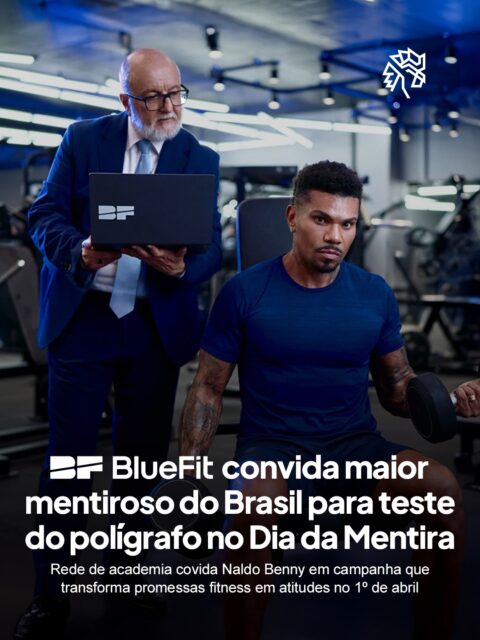 A BlueFit encontrou no Dia da Mentira um jeito direto de falar sobre um hábito comum, prometer que vai treinar e não cumprir, usando o humor como ponto de conexão com o público. Com Naldo Benny, a narrativa ganha força ao transformar essas “mentiras” em algo leve, reconhecível e fácil de compartilhar.

A ideia parte de um insight simples, todo mundo já adiou o início de uma rotina saudável, seja com um “segunda eu começo” ou “essa semana eu volto”, e a ativação usa isso para criar identificação imediata. Em alguns momentos, o uso do polígrafo reforça a mensagem de verdade dentro da própria história, conectando humor com credibilidade, com participação de Jorge do Polígrafo, personagem que viralizou ao testar declarações de famosos em um conhecido night show.

Durante abril, novos alunos têm o primeiro mês pago, fazendo com que a conversa saia do discurso e vá para a prática. A ação mostra como comportamento cultural, entretenimento e oferta podem trabalhar juntos para gerar identificação e conversão.