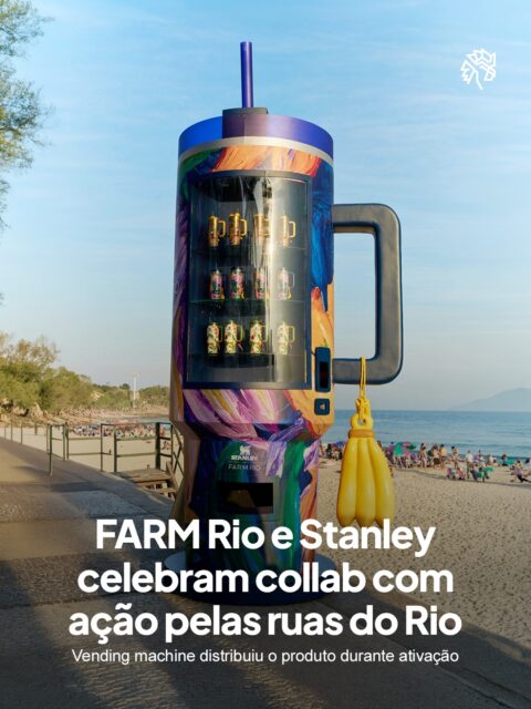 FARM Rio e Stanley 1913 decidiram tirar a parceria das prateleiras e levá-la direto para as ruas cariocas, apostando em uma experiência que reforça o lifestyle das duas marcas.
Antes mesmo do lançamento oficial, a collab já circulava pelas redes e despertava expectativa entre os fãs, o que motivou a aposta em uma ativação de rua para sustentar esse interesse.
A ação girou em torno de uma vending machine gigante, que estreou no Arpoador e seguiu para Ipanema distribuindo o novo Quencher, com direito a brindes, mate gelado, água de coco, Biscoito Globo e happy hour com DJs ao pôr do sol.