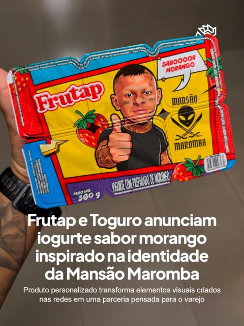 A Frutap decidiu apostar no universo criado por Toguro para lançar um novo iogurte sabor morango inspirado na identidade visual da Mansão Maromba. A novidade foi apresentada nas redes sociais e rapidamente começou a repercutir entre fãs do influenciador.
Nas imagens divulgadas, Toguro aparece segurando a embalagem personalizada do produto, que traz referências ligadas ao estilo visual construído pela Mansão Maromba. A proposta transforma elementos da internet em um item pensado para chegar ao varejo.
A parceria também carrega uma conexão pessoal do influenciador com a marca. Em publicações nas redes, Toguro revelou que já vendeu produtos da Frutap anos atrás e agora passa a ter um item próprio desenvolvido em colaboração.