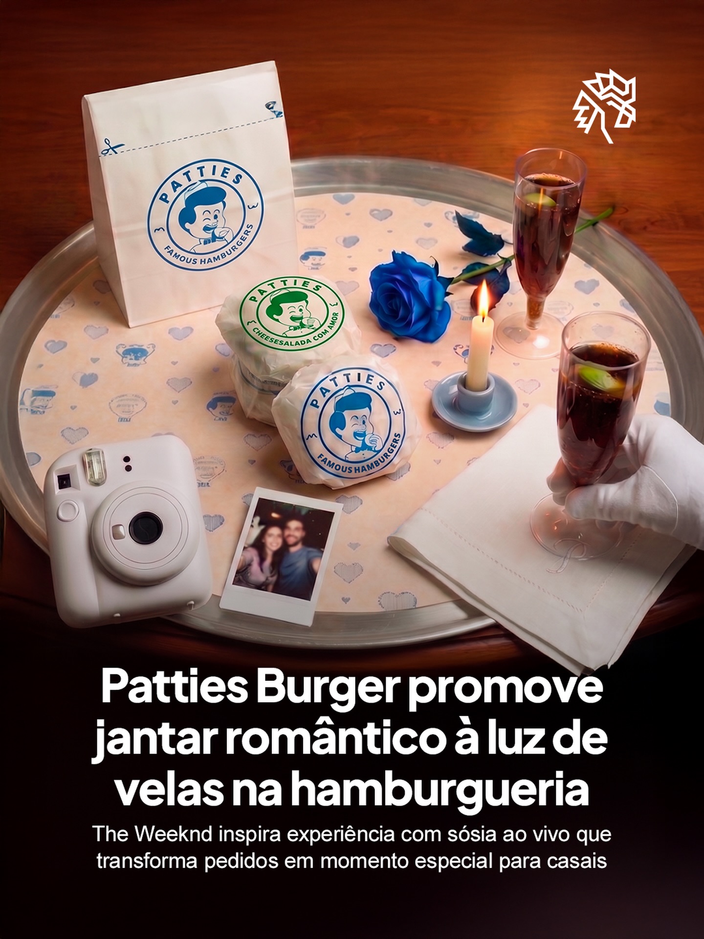 A hamburgueria Patties aposta em uma experiência pensada para casais ao transformar o salão de uma de suas unidades em um cenário romântico, criando um jantar que vai além do pedido tradicional e aproxima o público de uma proposta mais intimista.

Ao pedir qualquer combo e selecionar a modalidade “Jantar Romântico” por R$ 15, o pedido é levado até a mesa em uma bandeja de metal com taças, uma flor azul e direito a uma foto instax do casal, reforçando a ideia de transformar a refeição em um momento especial.

A proposta ganha força ao aproveitar o hype de The Weeknd no Brasil, com trilha sonora temática e participação do sósia Marcos Kennedy (@marcoskennedy16), que estará presente na ativação cantando de mesa em mesa e ampliando a experiência para o público.

A ação acontece amanhã, 24 de abril, das 19h às 22h, na unidade do Brooklin.