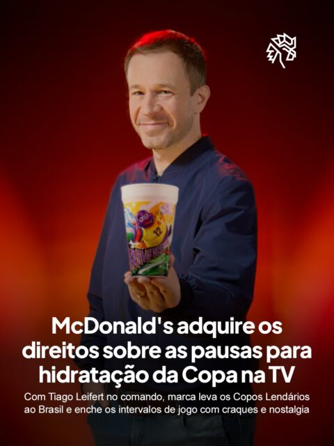 Toda Copa cria seus próprios rituais, e até a parada obrigatória para os jogadores se hidratarem virou território de disputa pela atenção do torcedor. É esse momento que o McDonald's decidiu comprar, fechando com o SBT um espaço inédito nas transmissões da Copa do Mundo FIFA 2026.
Sempre que o juiz apitar a pausa para hidratação, Tiago Leifert assume a tela com conteúdos exclusivos em torno dos Copos Lendários, linha de colecionáveis que estreia no país. A ação reúne de Ronaldinho Gaúcho a Lamine Yamal, passando por Beckham, Henry e Son Heung-Min, além do retorno do Grimace.
Ao ocupar um intervalo que a maioria das marcas ignora, o McDonald's transforma uma pausa técnica em um dos momentos mais aguardados da transmissão. É enxergar oportunidade onde os outros só veem a bola parada.