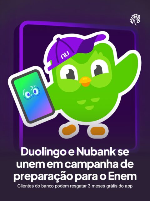 O Nubank decidiu unir forças com o Duolingo para apoiar estudantes brasileiros na reta final de preparação para o Enem. A campanha "ENEMigos do atraso" leva ainda a marca às ruas de São Paulo, nos dias 18 e 19 deste mês, com um painel na Avenida Paulista que simula os portões de uma escola.
A ação convida os estudantes para o desafio "Corra com o Duo antes que o portão feche", em referência ao mascote do aplicativo. Quem tiver os dois apps instalados e participar da corrida recebe um kit pré-prova personalizado, reforçando o apelo de humor em torno de um tema recorrente entre os candidatos: o medo de chegar atrasado ao exame.
Todos os clientes do banco podem resgatar três meses gratuitos do Super Duolingo a partir desta segunda-feira, 14, benefício válido até 14 de dezembro.