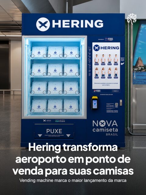 A Hering escolheu o Aeroporto Internacional de Guarulhos, em São Paulo, um dos principais pontos de circulação do país, para ampliar o lançamento da Camiseta Brasil, apresentada pela marca como seu maior lançamento de produto em 30 anos. A peça ganhou uma vending machine exclusiva no local, criando um ponto de venda automatizado fora dos canais tradicionais de varejo.
A iniciativa faz parte da campanha "A gente veste o Brasil", criada pela HardCuore, e acompanha uma estratégia de produto que envolveu mais de 50 profissionais de pesquisa, engenharia, design e tecnologia.
Feita 100% em algodão e com fio desenvolvido pela própria Hering, a camiseta chega ao mercado por R$ 49,99, em duas modelagens e diferentes cores, além de estar disponível no site, aplicativo, lojas da marca e revendedores multimarcas.