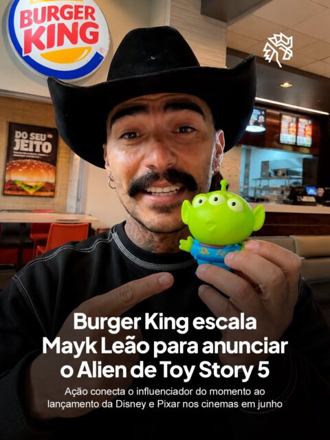 Menos de uma semana após viralizar com o vídeo do suposto OVNI no Paraná, Mayk Leão já aparece em uma segunda campanha publicitária. Desta vez, o Burger King aproveitou o personagem que a internet adotou para apresentar os brinquedos do Toy Story 5 disponíveis no Combo King Jr.
No vídeo, Mayk entra em cena dizendo que “pegou o Alien” antes de revelar que se trata do boneco da franquia da Disney e Pixar. A ação inclui seis brinquedos diferentes distribuídos no combo por R$ 24,90, com o filme estreando nos cinemas no dia 17 de junho.
A escolha do influenciador não é aleatória: o ET já virou a sua marca registrada, e o BK soube transformar isso em gancho comercial antes que a onda esfriasse.