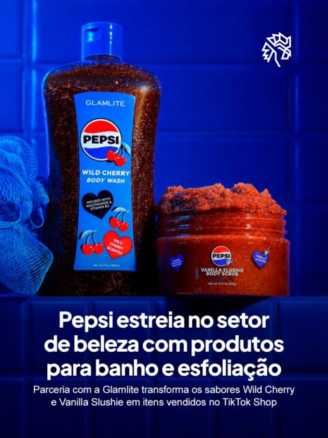 Marcas de alimentos e bebidas têm apostado no universo da cosmética para ampliar a conexão com públicos jovens, e a Pepsi entra nessa lógica com sua primeira investida na categoria. A marca usa um sabor já enraizado na memória do consumidor como ponto de partida para uma nova experiência sensorial.

A colaboração com a Glamlite resultou em duas apostas: um gel com aroma de Wild Cherry e um esfoliante inspirado no sabor Vanilla Slushie. Os itens chegam ao mercado com venda restrita ao TikTok Shop, plataforma que concentra grande parte do público jovem que a marca busca alcançar.

A exclusividade no canal reforça a aposta em espaços onde a descoberta de produto acontece de forma orgânica e viral. É uma maneira de transformar reconhecimento de marca em relevância dentro de um novo mercado.