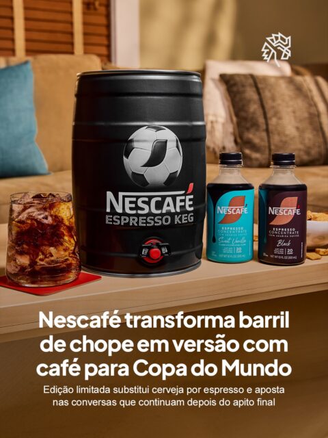 Nem toda partida termina no apito final. Em diferentes partes do mundo, existe um ritual que atravessa estádios, bares e salas de casa: seguir reunido depois do jogo para comentar lances, trocar opiniões e revisitar cada momento decisivo da partida.
Pensando nesse comportamento, a Nescafé lançou um barril inspirado nos tradicionais barris de chope, mas trocando a cerveja por doses de espresso. A edição especial reúne concentrado de café e capacidade para aproximadamente 20 porções.
A novidade faz parte da campanha criada para transformar o pós jogo em experiência e reforçar uma ideia simples, alguns dos debates mais intensos do futebol começam justamente quando a bola para de rolar.