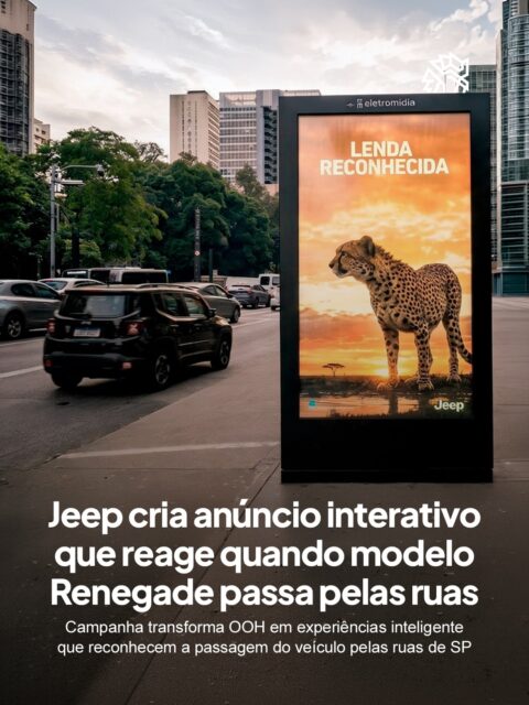 A Jeep resolveu transformar a cidade em parte da própria campanha e levou o conceito “Uma lenda é sempre reconhecida” para as ruas de São Paulo. A marca ocupou diferentes pontos urbanos com anúncios criados para interagir com quem circula pela cidade.
A experiência aconteceu em locais como Avenida Paulista, Faria Lima, Rebouças e região do Ibirapuera, transformando abrigos urbanos em extensões da narrativa. Em algumas instalações, a tecnologia consegue identificar a aproximação do veículo e ativar reações nas telas.
Quando um modelo Renegade passa pelo local, animações entram em cena e mostram animais reagindo à presença do carro, reforçando a ideia de reconhecimento presente na campanha. A proposta transforma trajetos do dia a dia em uma experiência conectada ao universo da Jeep.