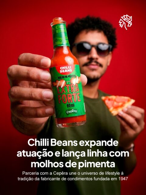 Collabs entre marcas de segmentos distintos têm se tornado uma das apostas mais frequentes para ampliar portfólio e alcançar novos públicos. A Chilli Beans, maior rede de óculos e acessórios da América Latina, e a Cepêra, referência brasileira em molhos e condimentos com quase 80 anos de história, unem seus universos para lançar uma linha exclusiva de molhos de pimenta.
Para marcar o lançamento, as marcas promoveram um evento de imersão na ZIV Gallery, no Beco do Batman, em São Paulo, com degustação dos molhos, drinks temáticos, finger foods e uma ativação de Live Painting com os convidados.
A parceria posiciona a Cepêra no território do comportamento de consumo enquanto leva a Chilli Beans para as prateleiras dos supermercados pela primeira vez.