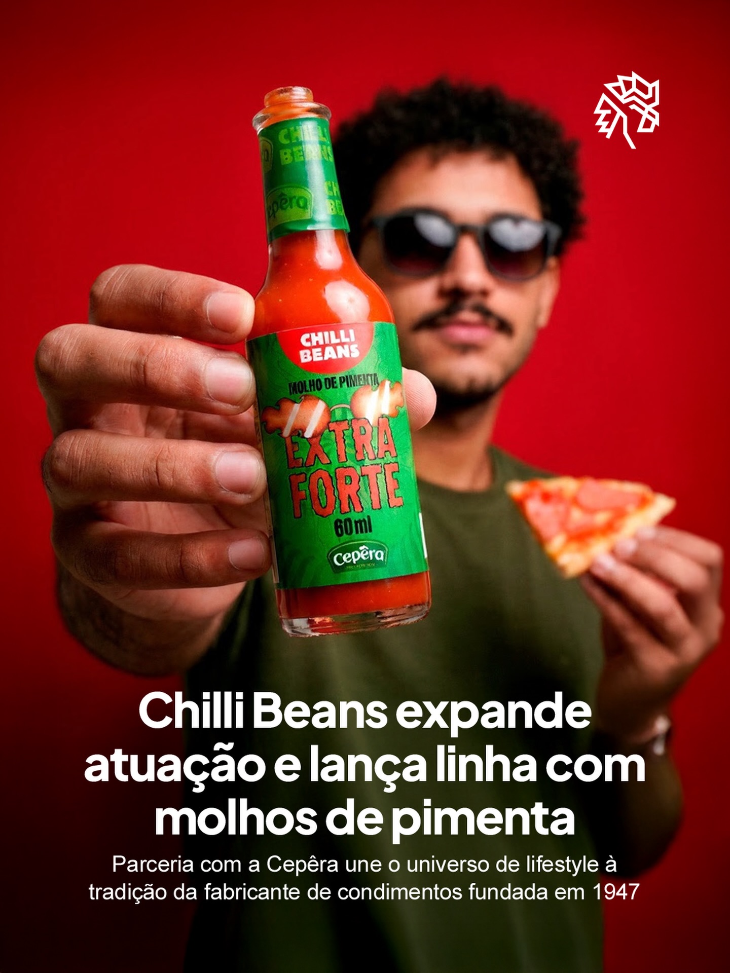 Collabs entre marcas de segmentos distintos têm se tornado uma das apostas mais frequentes para ampliar portfólio e alcançar novos públicos. A Chilli Beans, maior rede de óculos e acessórios da América Latina, e a Cepêra, referência brasileira em molhos e condimentos com quase 80 anos de história, unem seus universos para lançar uma linha exclusiva de molhos de pimenta.
Para marcar o lançamento, as marcas promoveram um evento de imersão na ZIV Gallery, no Beco do Batman, em São Paulo, com degustação dos molhos, drinks temáticos, finger foods e uma ativação de Live Painting com os convidados.
A parceria posiciona a Cepêra no território do comportamento de consumo enquanto leva a Chilli Beans para as prateleiras dos supermercados pela primeira vez.