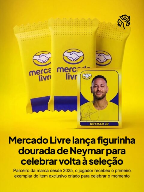 A convocação de Neymar Jr. para a Copa virou assunto mais comentado no Brasil e no mundo nos últimos dias. O Mercado Livre, que tem o jogador como parceiro desde 2025, decidiu criar uma figurinha dourada exclusiva em homenagem à volta dele na seleção.
A peça foi produzida em edição limitada no formato dos clássicos adesivos do álbum da Panini, com acabamento dourado, e entregue pessoalmente ao jogador como primeiro exemplar.
O lançamento aproveita o clima do torneio para reforçar o vínculo da marca com o futebol brasileiro, usando um dos momentos mais comentados da convocação para gerar visibilidade com alto apelo emocional.