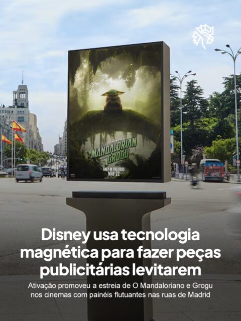 Painéis que flutuam no ar sem fios e sem suporte visível chamaram atenção nas ruas de Madrid nesses últimos dias. A ativação foi criada pela Havas para promover a estreia de O Mandaloriano e Grogu nos cinemas, dois dias antes do lançamento do filme.
A levitação não é truque visual. A tecnologia é da Andtonic, empresa que desenvolveu um sistema de levitação magnética projetado para funcionar em condições reais de rua, com vento e exposição ao ambiente externo. Os painéis foram instalados em pontos movimentados da cidade e em um deles Stormtroopers em tamanho real guardavam o pôster flutuante.
A referência é direta ao universo do filme: Grogu, o Baby Yoda, move objetos com a Força, e a ação fez o pôster fazer a mesma coisa nas ruas.