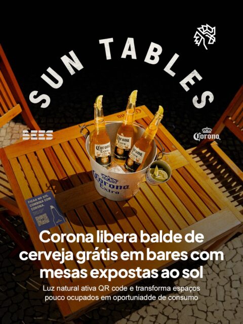 Mesas ao sol quase sempre ficam vazias nos bares, mas a Corona encontrou uma forma de inverter esse comportamento com uma ideia simples e direta. A marca transforma esses espaços em pontos de interesse ao usar a própria luz como gatilho para interação.

Criada pela Grey para a plataforma BEES, da Ambev, a ação revela um QR code na mesa quando o sol incide sobre a superfície, convidando o público a escanear e participar da dinâmica proposta no local.

Ao acessar o código, o consumidor desbloqueia um balde de cervejas, incentivando a permanência e ocupação dessas mesas. A iniciativa transforma um espaço evitado em oportunidade e conecta ambiente, experiência e consumo de forma direta no ponto de venda.