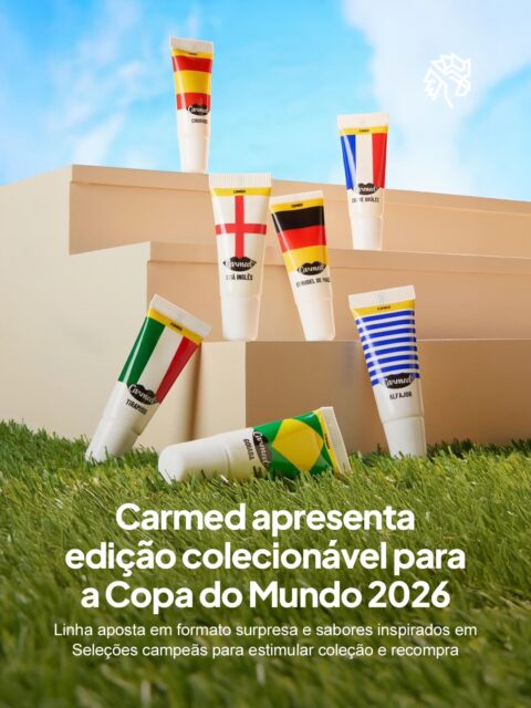 A Carmed entrou no clima da Copa com uma edição especial que transforma hidratantes labiais em itens colecionáveis, explorando o universo do futebol de forma leve e sensorial.

A coleção funciona no modelo surpresa, com embalagens que escondem qual versão foi escolhida até o momento da abertura, criando uma dinâmica próxima ao universo de figurinhas. Cada item mantém o produto incolor, enquanto aposta em referências gastronômicas para dar identidade a cada edição.

Entre os países representados estão Brasil, Itália, França, Alemanha, Espanha, Uruguai e Inglaterra, cada um com um sabor inspirado em sua cultura.