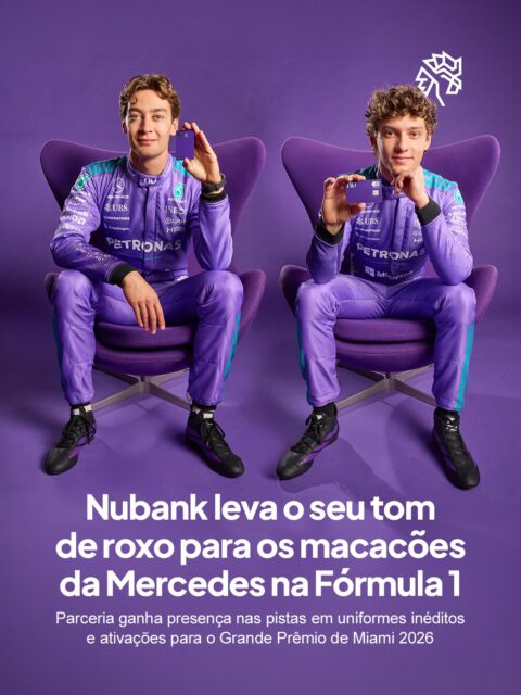 O Nubank transformou sua presença na Fórmula 1 em algo impossível de ignorar, ao aplicar o tom de roxo característico da marca nos macacões da Mercedes-AMG PETRONAS F1 Team durante o GP de Miami, criando uma leitura visual direta entre marca e equipe nas pistas.

Pela primeira vez, os pilotos utilizam três versões diferentes de uniforme ao longo do fim de semana, cada uma conectada a momentos da trajetória da empresa, com coordenadas que simbolizam expansão, origem e presença internacional, ampliando o significado da iniciativa para além do visual.

Além dos macacões, a iniciativa inclui filme estrelado pelos pilotos e a experiência House of Nu, reforçando o movimento do Nubank de ocupar territórios culturais relevantes e transformar patrocínio esportivo em construção consistente de marca.