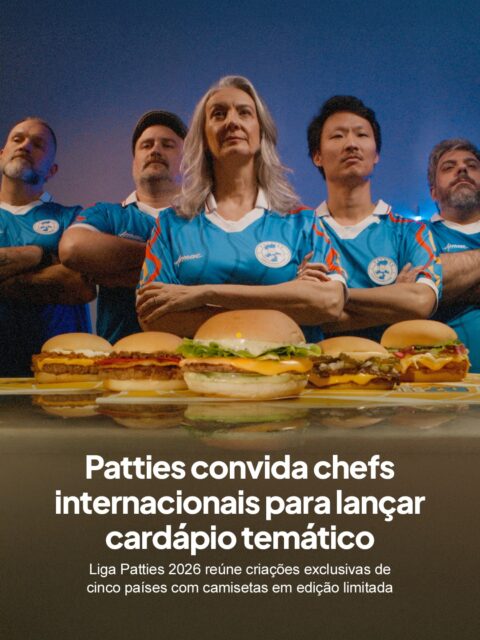 A hamburgueria @pattiesburger transforma a temporada de futebol em experiência gastronômica com a Liga Patties 2026. De 11 de junho a 19 de julho, cinco hambúrgueres exclusivos entram no cardápio semanalmente, cada um assinado por um chef convidado e inspirado num país participante.

Brasil, México, Argentina, Coreia do Sul e Estados Unidos guiam as criações, disponíveis por R$ 40 na versão avulsa ou R$ 58 no combo.

Cada lanche acompanha um adesivo exclusivo do chef responsável para um álbum colecionável impresso na embalagem, transformando a refeição em disputa paralela de colecionadores.

Quem completar o álbum e aparecer na unidade Brooklin no dia 18 de julho concorre a uma camiseta exclusiva da Liga Patties, desenvolvida em parceria com a Approve.