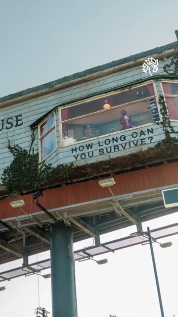 A Netflix transformou um outdoor em uma ativação de marketing e tanto. Uma sala de estar suspensa a nove metros de altura, cercada por trepadeiras, com uma pergunta direta na fachada: "por quanto tempo você consegue sobreviver?" A instalação desperta curiosidade de quem passa por perto e transforma um simples painel em algo bem mais intrigante.

Instalada em Los Angeles, a peça traz um artista que permanece "preso" dentro do espaço, reproduzindo rotinas cotidianas à vista de todos e se comunicando com pedestres por meio de um quadro branco, como se pedisse ajuda de dentro de casa.

A ativação transforma o próprio outdoor em extensão física da trama, aproximando o público da tensão que move o longa, que estreou nesta sexta-feira, 7 de agosto, na Netflix