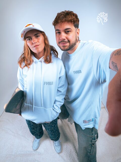A Red Bull aprofunda seu vínculo com o público gamer ao unir moda e competição em uma nova ação. A parceria com a FURIA transforma a estreia do White Edition Sugarfree Cereja e Baunilha em uma coleção de roupas exclusiva, assinada por Gabs, rifler da equipe.
O desafio é individual e cronometrado, formando um ranking que define quem leva para casa as peças da coleção e latas da nova edição. Os melhores colocados garantem camiseta, moletom e até 24 latas do produto. A disputa acontece dentro do CS2, em mapa exclusivo desenvolvido com a Gamers Club.
A ação une o universo dos esports à moda, reforçando a proximidade da marca com a cultura gamer através da competição.