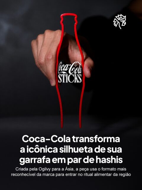 Hashis estão presentes em praticamente toda refeição asiática, e a Coca-Cola decidiu ocupar esse espaço de forma simples e criativa. Para isso, a marca criou os Coke Sticks: um par de hashis de aço que reproduz o contorno de sua garrafa icônica.

O objeto funciona como talher e dispensa qualquer explicação: a forma já entrega a marca antes mesmo de qualquer logotipo aparecer. A ação transforma um utensílio do cotidiano em ponto de contato, sem precisar de mídia ou discurso para se fazer presente.

Num momento em que muita campanha aposta em tecnologia para chamar atenção, os Coke Sticks escolhem o caminho oposto: um objeto simples, culturalmente preciso e que não precisa gritar para ser reconhecido.