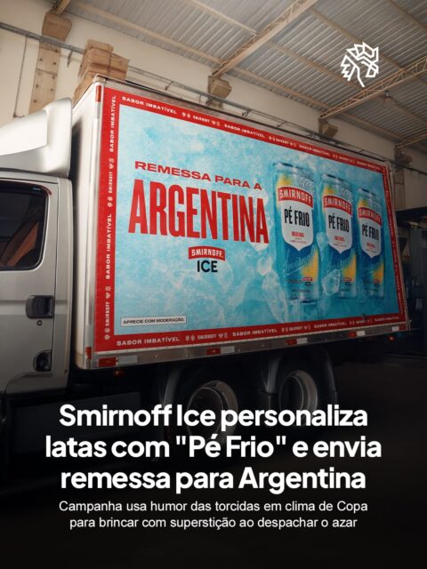 Quando o assunto é futebol, superstição não é detalhe, é quase regra. Em ano de Copa do Mundo, rituais se intensificam, hábitos se repetem e até quem nunca acreditou começa a evitar qualquer sinal de azar. É nesse território que a Smirnoff Ice constrói sua nova campanha ao transformar o clássico “pé frio” em protagonista.

Com um caminhão adesivado com a mensagem “Remessa rumo à Argentina” cruzando São Paulo em direção simbólica ao país rival, a ação materializa a brincadeira de mandar o azar para longe, usando latas personalizadas como protagonistas da narrativa. A provocação ganha força ao brincar com rivalidade e com o desejo de afastar a má sorte durante a competição.