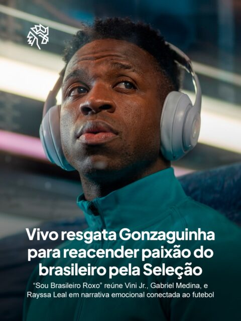 Às vésperas de mais um mundial, a Vivo, patrocinadora oficial da Seleção Brasileira desde 2005, apresenta a campanha “Sou Brasileiro Roxo” com uma versão inédita de “Sangrando”, de Gonzaguinha, reforçando o sentimento de quem vive o futebol de forma intensa e emocional.

O filme retrata rituais do torcedor no dia a dia, como encontros, superstições e celebrações, com participação de Vini Jr., Taís Araújo, Gabriel Medina, Ítalo Ferreira e Rayssa Leal, representando diferentes perfis unidos pela mesma paixão.

Ao reinterpretar um clássico dentro do contexto esportivo, a Vivo conecta memória afetiva e identidade cultural, ampliando a campanha com ativações, conteúdos e presença nas transmissões da CazéTV ao longo do mundial.