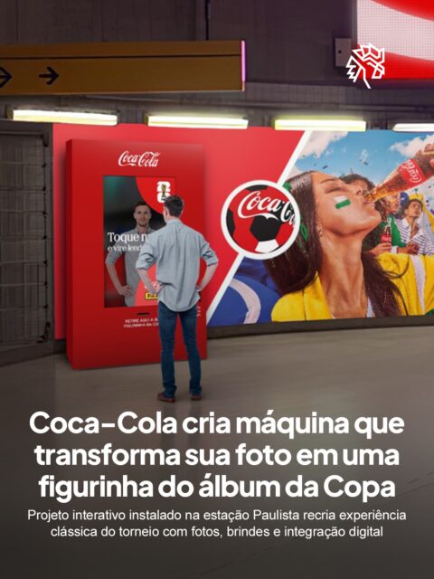 A Coca-Cola FEMSA Brasil decidiu transformar a estação Paulista, da Linha 4-Amarela do metrô de São Paulo, em uma experiência inspirada nas tradicionais figurinhas da Copa do Mundo. A ativação criada pela JCDecaux em parceria com a Bizsys, irá instalar uma máquina interativa que fotografa passageiros e transforma suas imagens em versões personalizadas no estilo clássico dos álbuns do torneio.

Após a interação, o público recebe uma garrafa de Coca-Cola e também a figurinha digital diretamente no celular via WhatsApp para compartilhar nas redes sociais. A experiência fica disponível entre os dias 19 de maio e 2 de junho em um dos pontos de maior circulação da capital paulista.

Além da ação no metrô, a campanha também ocupa relógios digitais na Avenida Paulista exibindo figurinhas oficiais de jogadores da Seleção e conteúdos ligados à Copa do Mundo FIFA 26™️.