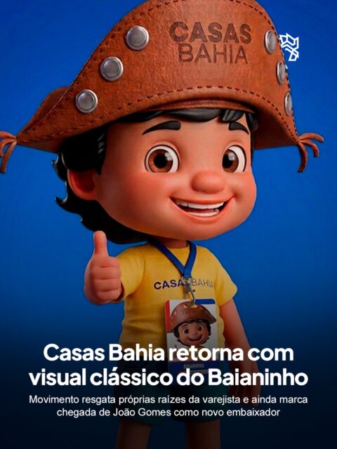 A Casas Bahia decidiu revisitar a própria trajetória e recuperar um dos personagens mais conhecidos da sua comunicação. Em sua nova fase, a marca escolheu resgatar o visual clássico do Baianinho, trazendo novamente elementos que marcaram sua identidade ao longo dos anos.
A novidade também marca a chegada de João Gomes como novo embaixador da varejista, ampliando a estratégia da campanha “Brasil Campeão, Carnê Quitado na Mão”. O cantor passa a integrar a nova fase ao lado de iniciativas ligadas à Copa do Mundo.
Mais do que uma mudança pontual, a empresa escolheu olhar para elementos que ajudaram a construir sua história. Com o estilo clássico do Baianinho novamente na comunicação, a marca reforça uma conexão com suas próprias raízes.