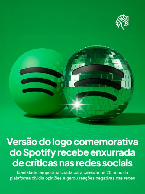 Para celebrar seus 20 anos, o Spotify decidiu transformar seu tradicional logo em uma versão inspirada em uma disco ball. A mudança faz parte da campanha comemorativa da plataforma e rapidamente chamou atenção dos usuários.
A proposta buscava conectar música, nostalgia e cultura pop em uma identidade visual diferente, mas a alteração acabou gerando uma onda de comentários e reações nas redes sociais logo após aparecer para o público.
Enquanto poucas pessoas aprovaram a ideia, muitos classificaram a nova identidade como confusa, exagerada e até um pouco estranha, principalmente por se tratar de um aplicativo onde o ícone precisa funcionar bem em versões reduzidas e espaços pequenos.
O que você achou dessa mudança?
