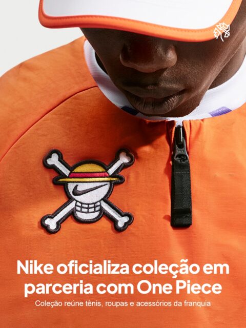 O mercado de licenciamento entre marcas esportivas e animes segue crescendo globalmente, e a Nike aposta nessa força ao anunciar sua parceria oficial com One Piece. A franquia é uma das mais assistidas do gênero e reúne um público fiel havia anos, o que torna a colaboração um movimento natural para a marca.
Além dos tênis Air Max Plus, que ganham colorways inspirados nas Frutas do Diabo da franquia, a coleção reúne camisetas, bonés e outros itens que remetem a personagens e símbolos icônicos da história. O lançamento acontece em etapas ao redor do mundo, passando por mercados da Ásia, América e Europa ao longo de setembro.
A iniciativa amplia o alcance da marca entre fãs de cultura pop e reforça o apelo de colecionáveis dentro do streetwear. É uma forma de transformar referência de anime em desejo de consumo.