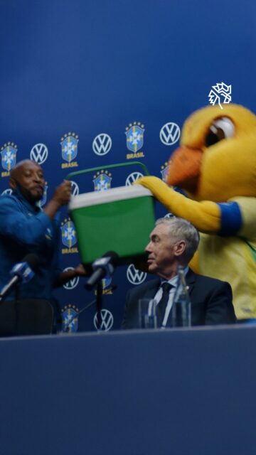 A Volkswagen decidiu transformar o sonho do hexa em narrativa ao lançar a campanha “Sonhos”, criada pela AlmapBBDO para a Copa de 2026. O filme imagina o Brasil já campeão do mundo, com ruas em festa, samba-enredo e Carlo Ancelotti no comando da Seleção.

A produção aposta em uma atmosfera emocional para reforçar a relação dos brasileiros com o futebol, usando referências culturais, elementos nostálgicos e detalhes escondidos ao longo das cenas. Entre os easter eggs aparecem o Gol Copa 94, o Canarinho e momentos que remetem à história da Seleção.

Além de celebrar a paixão nacional pelo esporte, a campanha também marca o início do patrocínio da Volkswagen à CBF nos anos de 2026 e 2027. O filme trabalha a ideia de confiança no futuro e tenta reconectar o torcedor brasileiro com o sentimento de esperança em torno da Copa do Mundo.