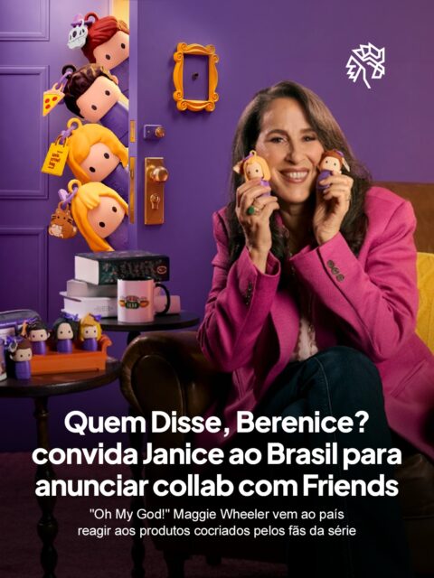 Mais de duas décadas após o fim, Friends segue vivo na linguagem da internet, dos memes aos bordões que atravessam gerações. É nesse terreno afetivo que Quem Disse, Berenice? aposta, em parceria com a Warner Bros. Discovery Products, com a primeira coleção de maquiagem do mundo cocriada com fãs da série.
A escolha de Maggie Wheeler, a inesquecível Janice, partiu de social listening para entender o que ainda mobilizava o público. A atriz vem ao Brasil pela primeira vez para inaugurar as reações aos produtos, que chegam em um press kit colecionável inspirado na porta do apartamento da Monica.
Ao colocar a comunidade como coautora em vez de só explorar a saudade, a marca transforma fã em protagonista. É fan service virando estratégia de lançamento.