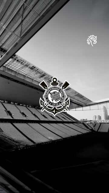 Um espaço vazio passou a carregar um recado direto na Neo Química Arena. Após um caso de injúria racial o Corinthians retirou por tempo indeterminado a cadeira do setor onde tudo aconteceu, transformando o local em um ponto visível de posicionamento dentro do estádio.

O gesto deixa de ser apenas simbólico ao incluir um QR Code que direciona para uma cartilha completa, com orientações sobre como identificar situações de injúria, registrar provas e formalizar denúncias, ampliando a ação para além do momento e tornando o torcedor parte ativa desse processo.

Sem conseguir identificar o responsável, o clube responde de forma institucional e contínua, transformando o espaço vazio em lembrete permanente a cada jogo e reforçando que combater o racismo exige posicionamento claro, atitude prática e responsabilidade coletiva dentro e fora do estádio.