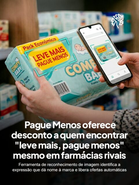 O termo "leve mais, pague menos" circula pelo varejo brasileiro há décadas, estampado em gôndolas, panfletos e embalagens de praticamente qualquer categoria de produto. Uma pesquisa recente da Score aponta que 83% dos brasileiros escolhem uma marca motivados por promoções.
A Pague Menos resolveu se apropriar literalmente dessa frase espontânea com a campanha "Pague Menos Scan", criada pela Lola\TBWA. A ação usa reconhecimento de imagem para capturar o termo em qualquer superfície onde ele apareça, de embalagens a aplicativos de entrega.
O mecanismo funciona até dentro do território dos concorrentes: ao escanear a expressão na vitrine de outra farmácia, o sistema libera cupons e ofertas no e-commerce da própria Pague Menos.
